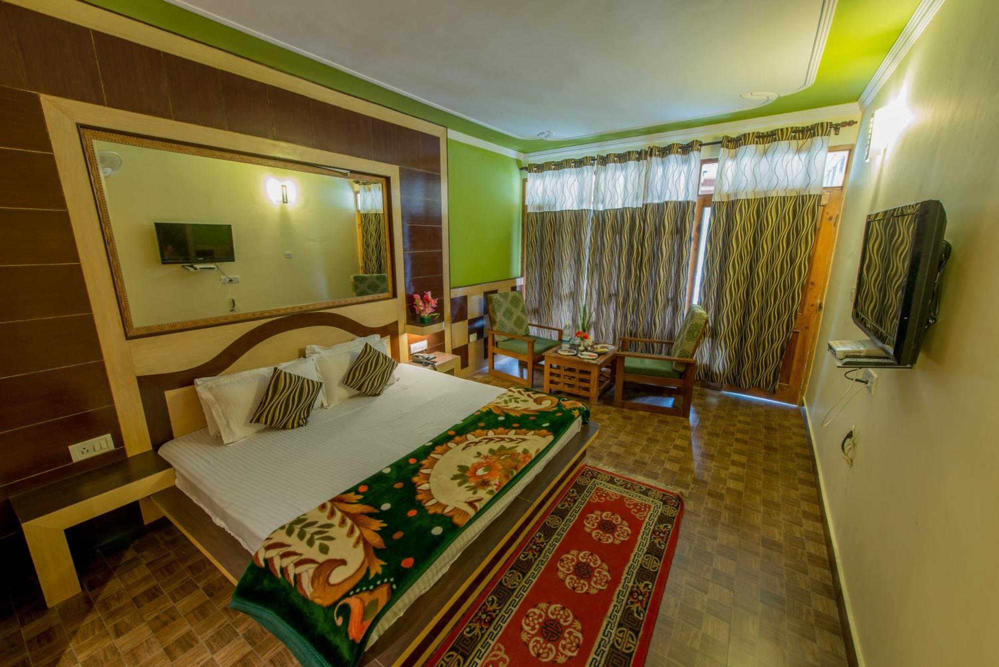 Hotel Glacier Resort Маналі Екстер'єр фото